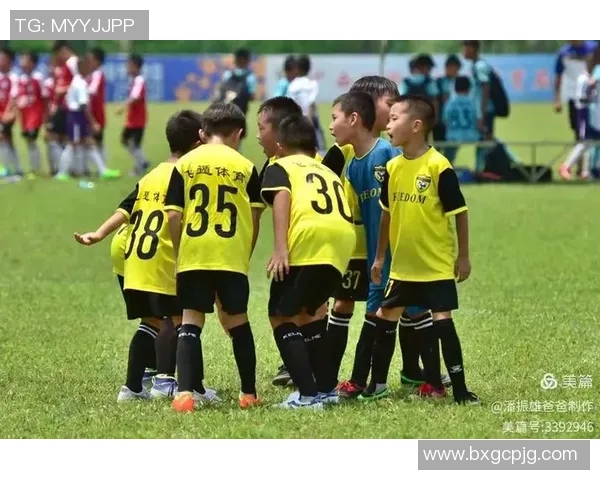 小朋友热情邀请足球明星共度快乐时光展现梦想与友谊的精彩瞬间